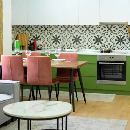 Apartment Modern 2 Bedroom With Balcony In Location