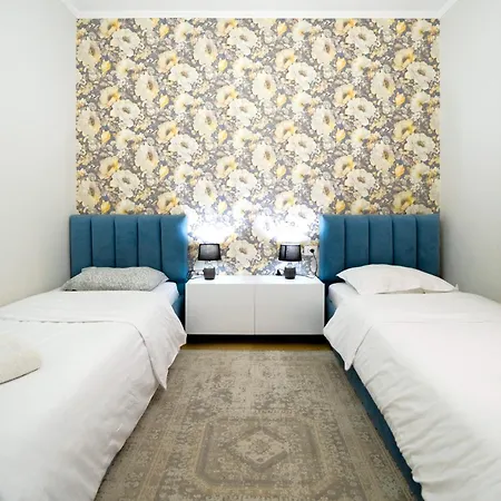 Modern 2 Bedroom With Balcony In Location Apartment *