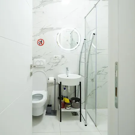 Modern 2 Bedroom With Balcony In Location *